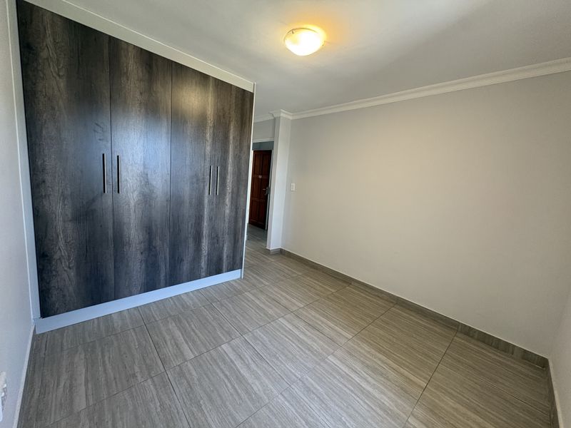 3 Bedroom 3 Bathroom Apartment in Parklands North - Photo 4