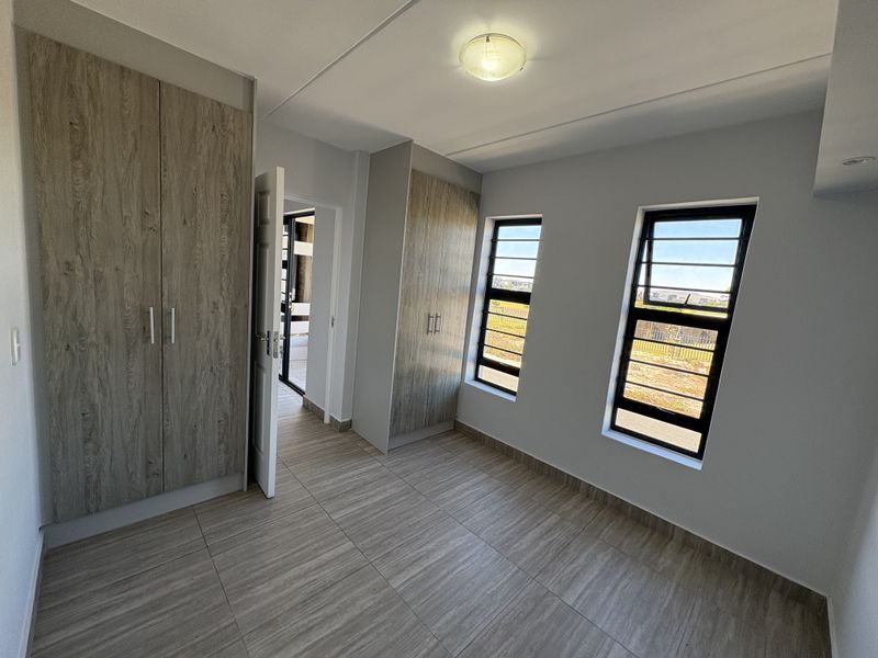 Secure 2 Bedroom first floor Apartment in Parklands North - Photo 10