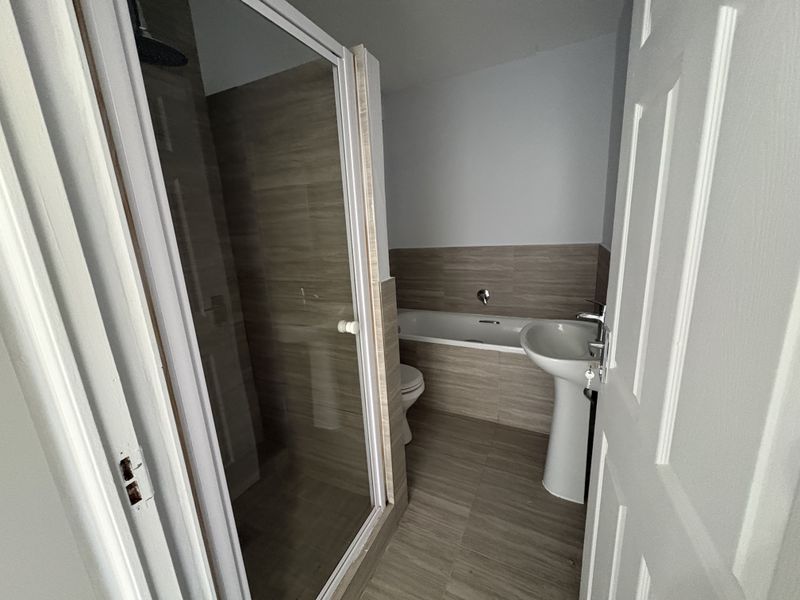 Secure 2 Bedroom first floor Apartment in Parklands North - Photo 9