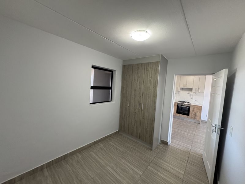 Secure 2 Bedroom first floor Apartment in Parklands North - Photo 8