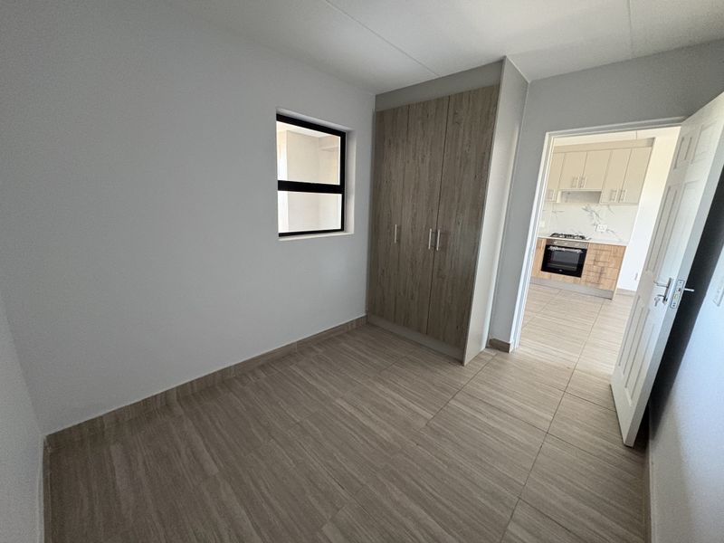 Secure 2 Bedroom first floor Apartment in Parklands North - Photo 6