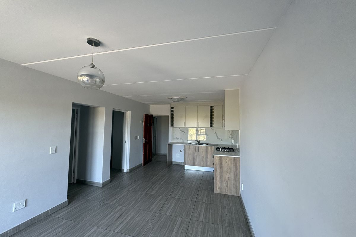 Secure 2 Bedroom first floor Apartment in Parklands North - Photo 3