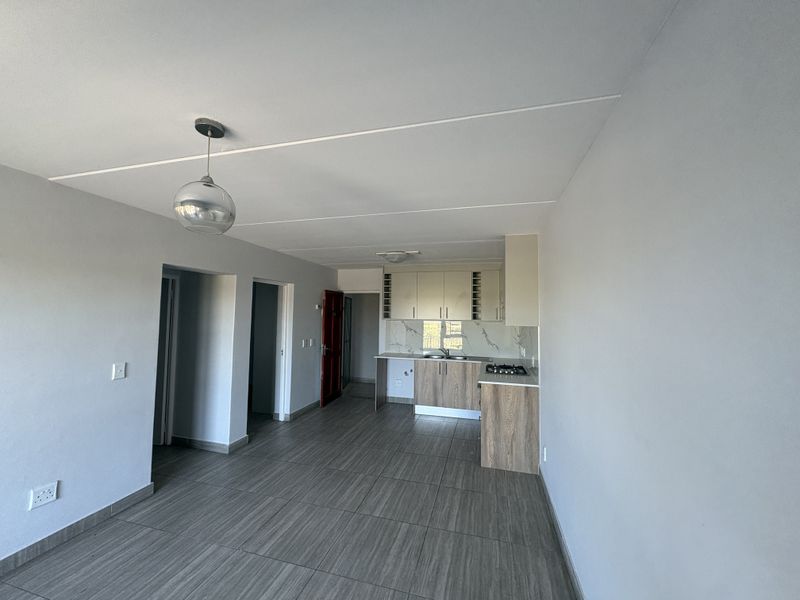 Secure 2 Bedroom first floor Apartment in Parklands North - Photo 3