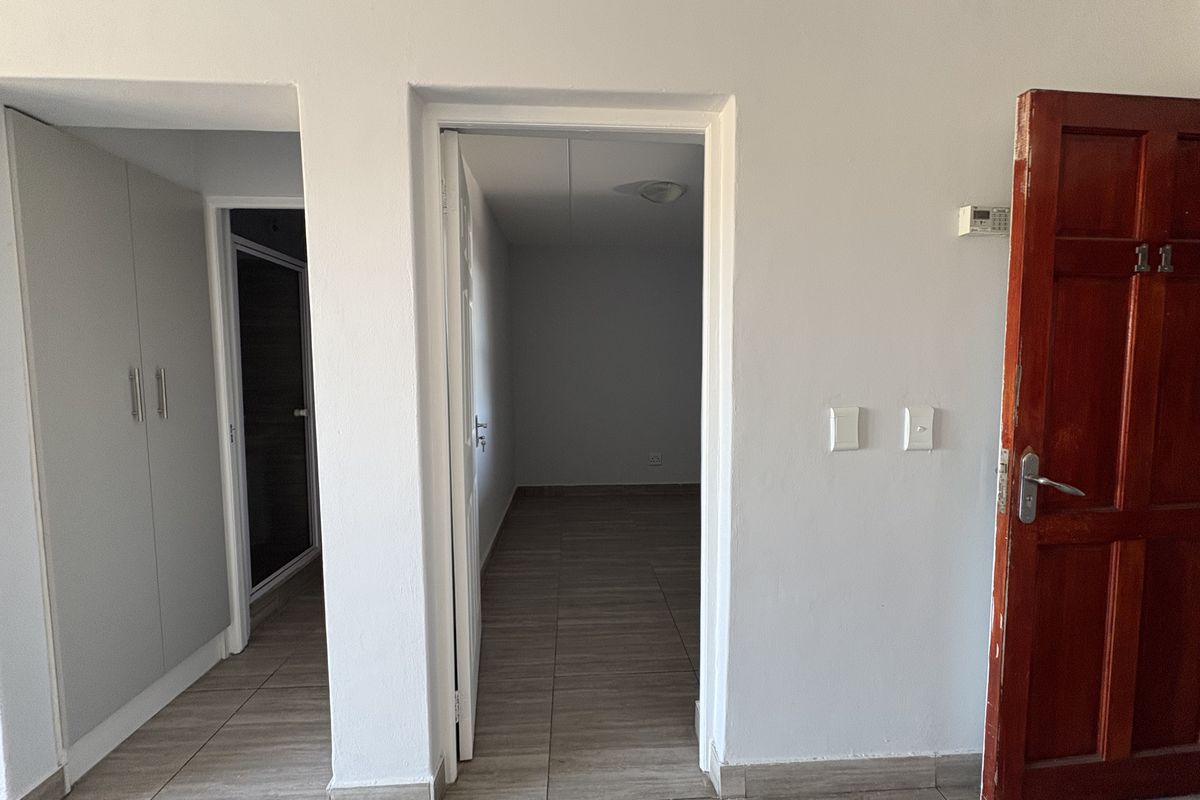 Secure 2 Bedroom first floor Apartment in Parklands North - Photo 4