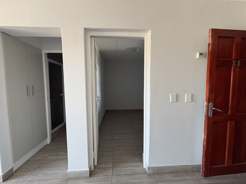 Secure 2 Bedroom first floor Apartment in Parklands North - Photo 4