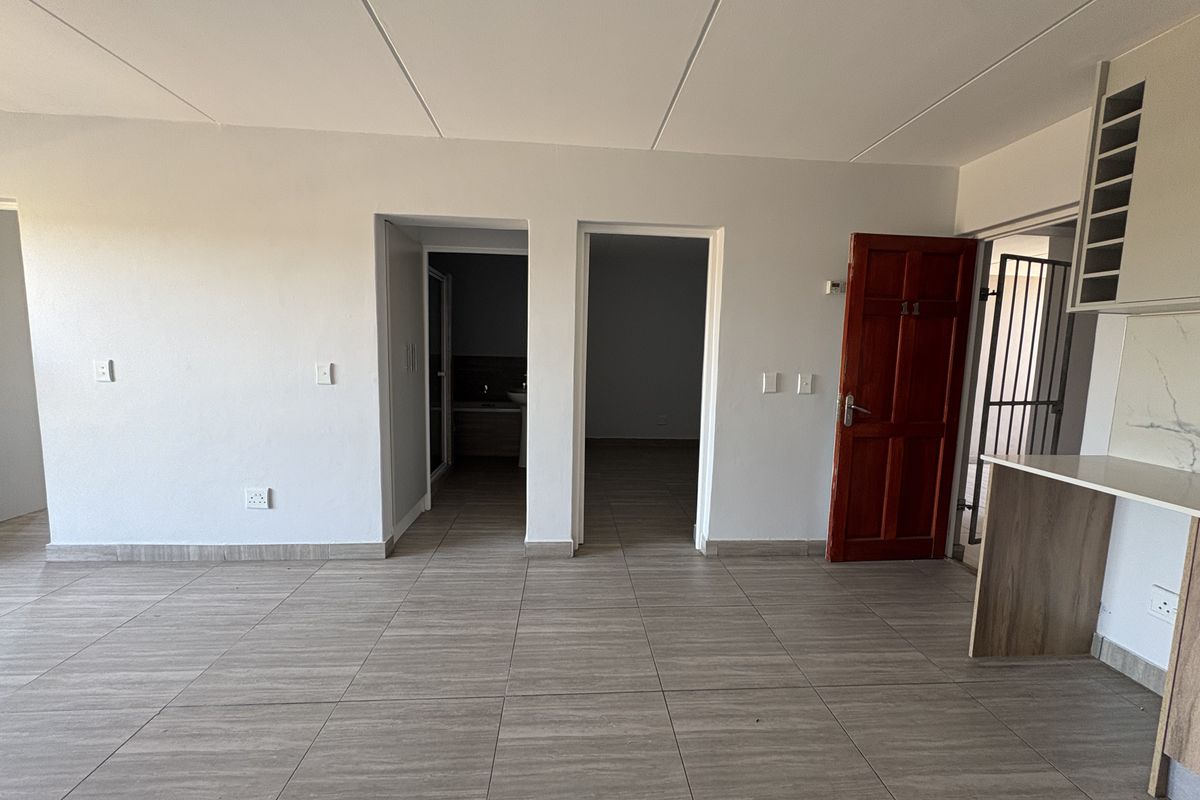 Secure 2 Bedroom first floor Apartment in Parklands North - Photo 2