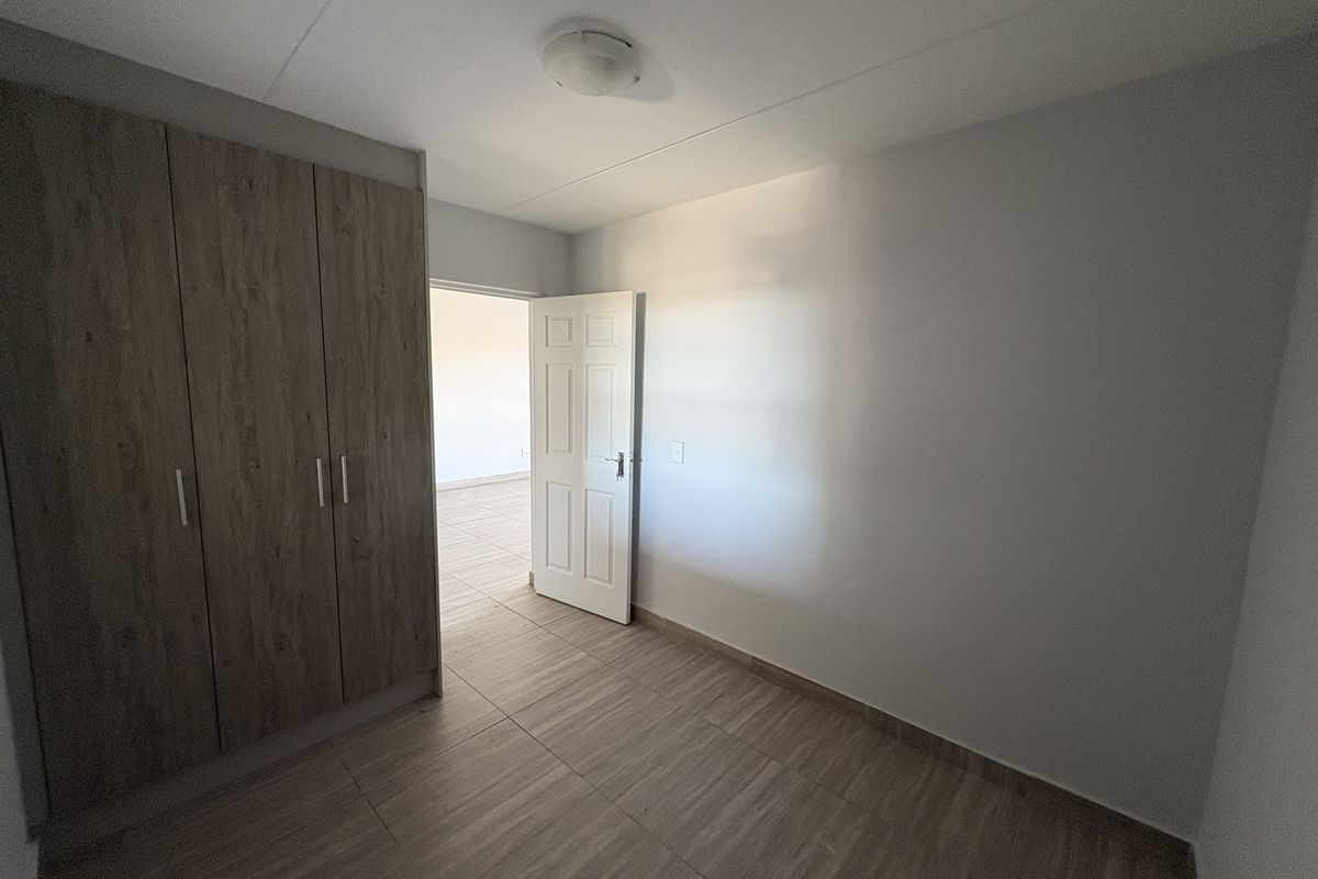 Secure 2 Bedroom first floor Apartment in Parklands North - Photo 5