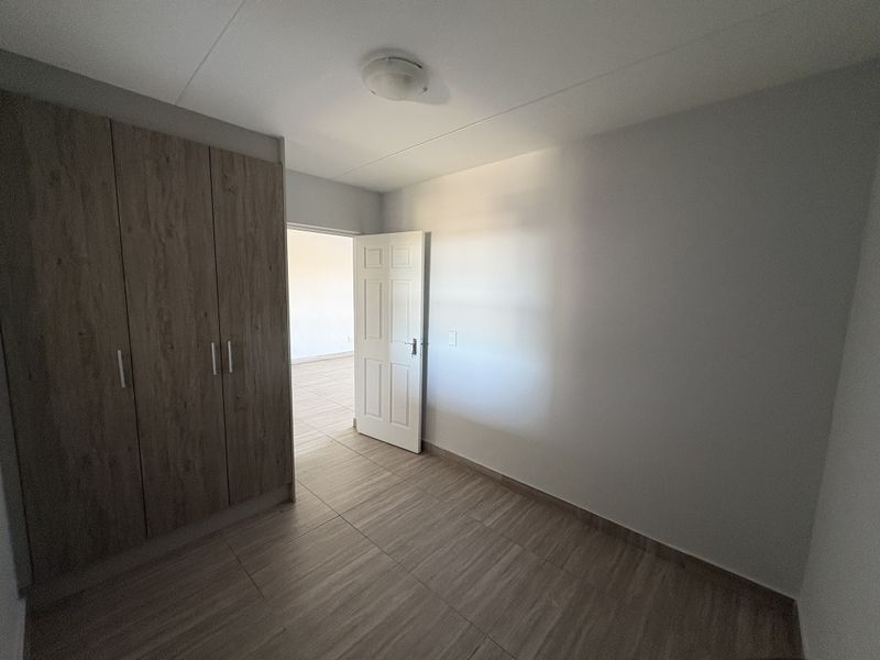 Secure 2 Bedroom first floor Apartment in Parklands North - Photo 5