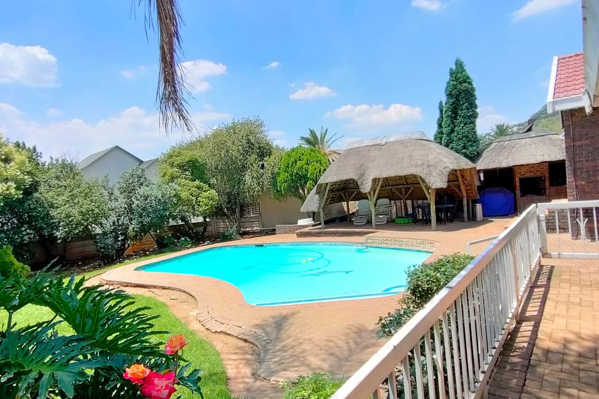 Spacious Family Home with Flatlet and Exceptional Entertainment Features - Photo 2