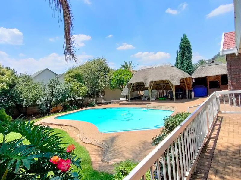 Spacious Family Home with Flatlet and Exceptional Entertainment Features - Photo 2