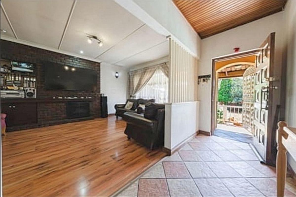 Spacious Family Home with Flatlet and Exceptional Entertainment Features - Photo 4