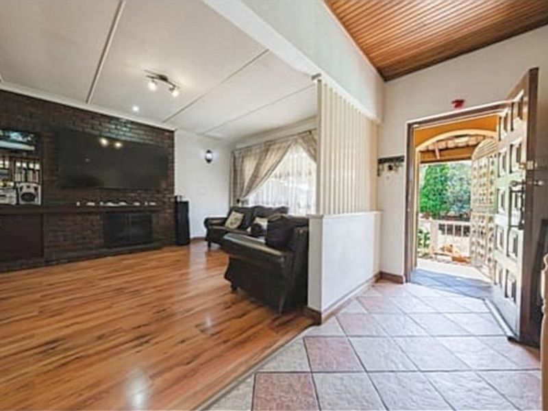 Spacious Family Home with Flatlet and Exceptional Entertainment Features - Photo 4