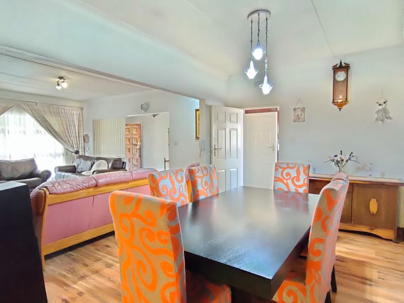 Spacious Family Home with Flatlet and Exceptional Entertainment Features - Photo 8