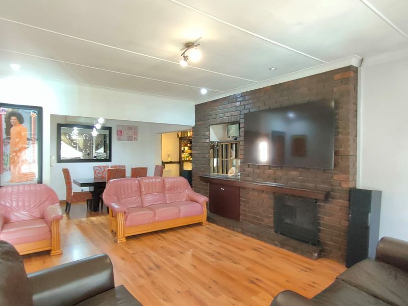 Spacious Family Home with Flatlet and Exceptional Entertainment Features - Photo 7