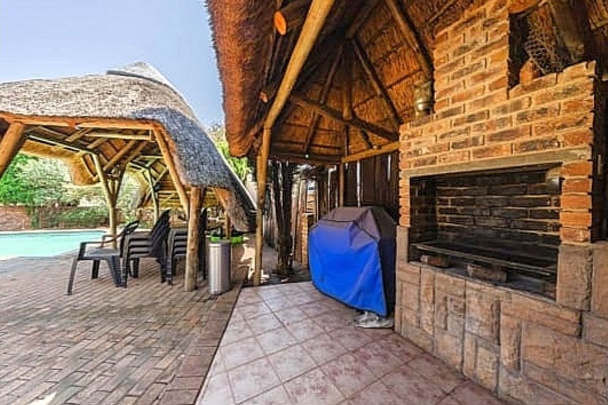 Spacious Family Home with Flatlet and Exceptional Entertainment Features - Photo 3