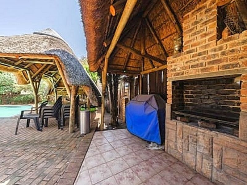 Spacious Family Home with Flatlet and Exceptional Entertainment Features - Photo 3