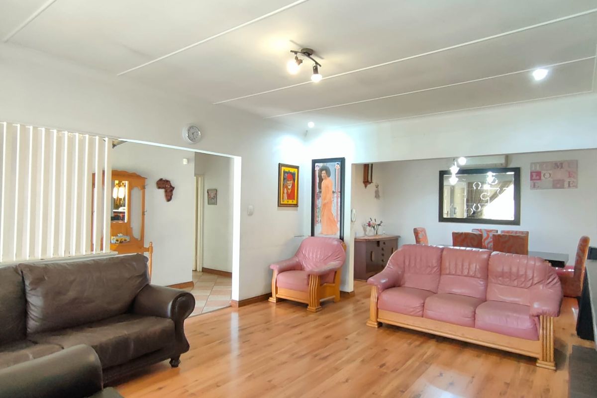 Spacious Family Home with Flatlet and Exceptional Entertainment Features - Photo 5