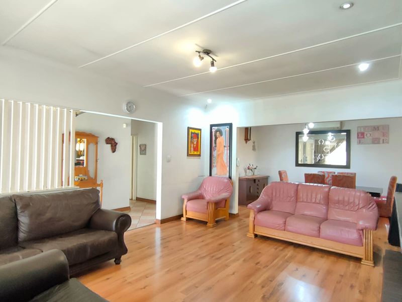 Spacious Family Home with Flatlet and Exceptional Entertainment Features - Photo 5