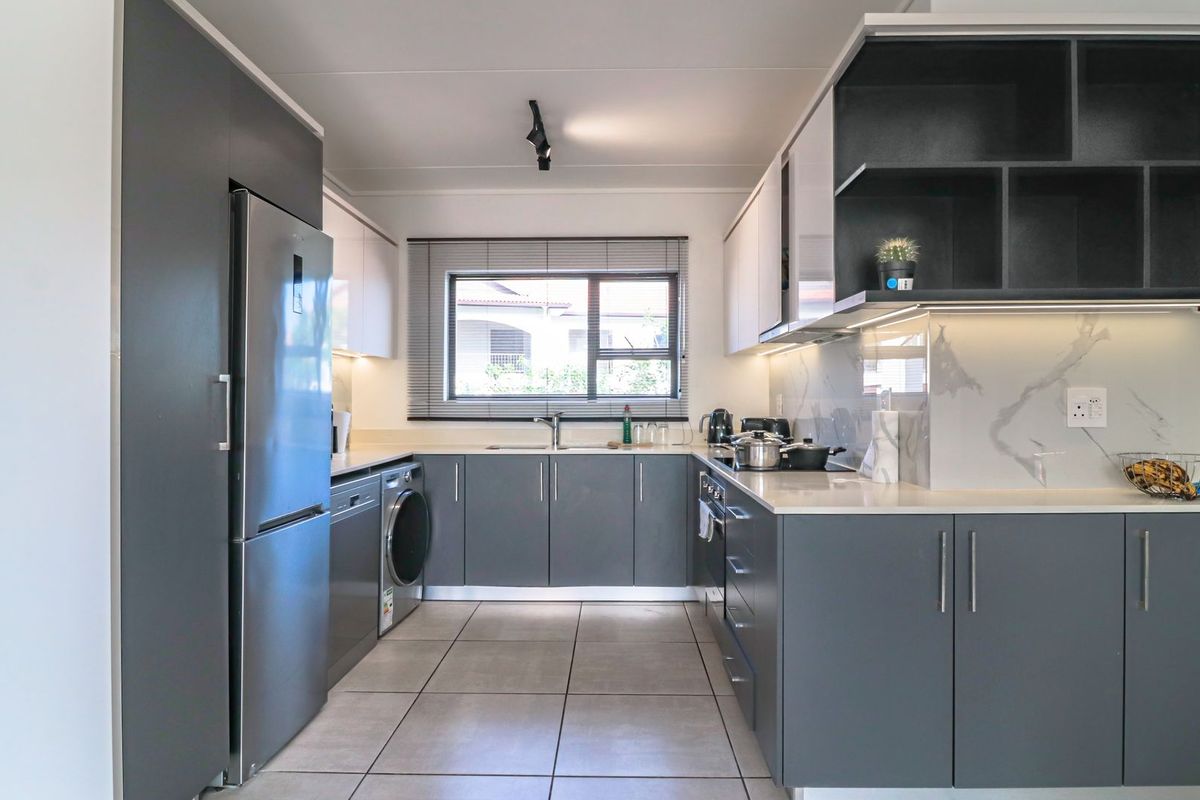This 3 Bedroom apartment for sale in Izinga Eco Estate. - Photo 5
