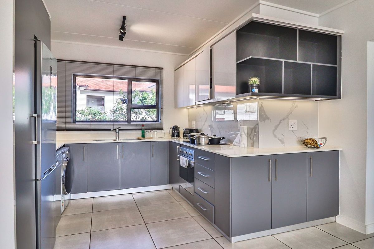This 3 Bedroom apartment for sale in Izinga Eco Estate. - Photo 4