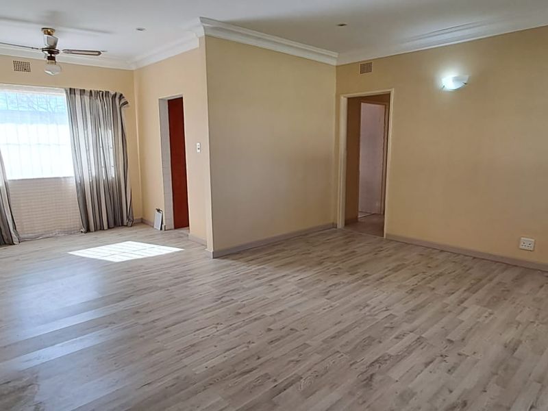 3 BED 1 BATH HOUSE WITH GARAGE FOR SALE - Photo 3