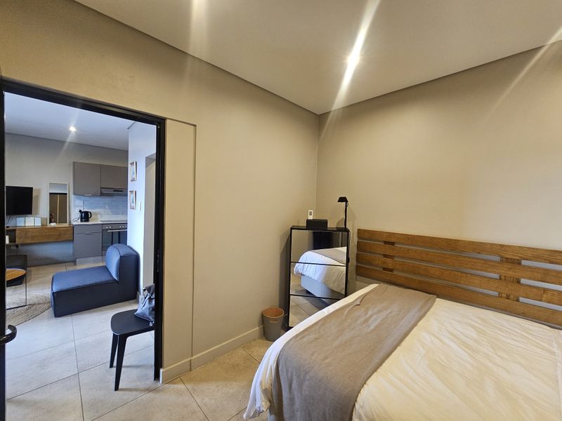 Modern One-Bedroom Fully Furnished Apartment with Sandton Skyline Views - Photo 10