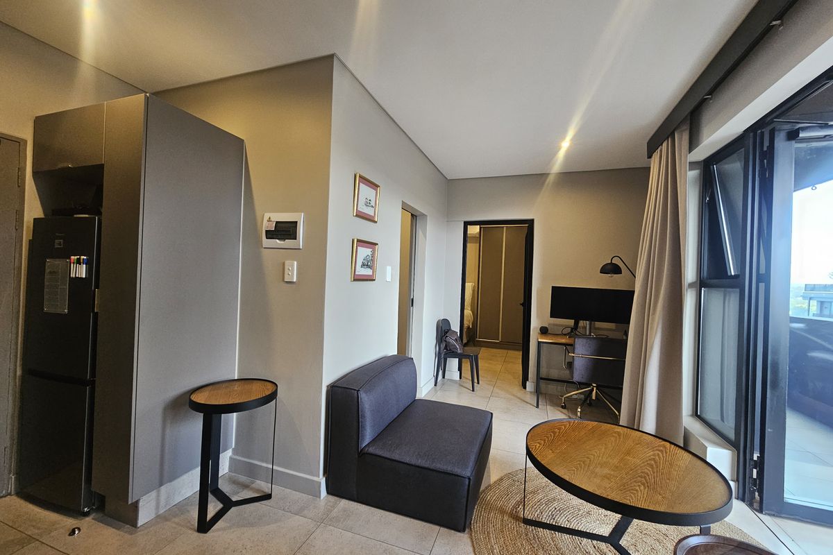 Modern One-Bedroom Fully Furnished Apartment with Sandton Skyline Views - Photo 5