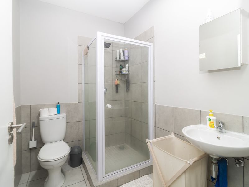 Neat 2 Bedroom Ground floor Apartment in a secure complex - Photo 9