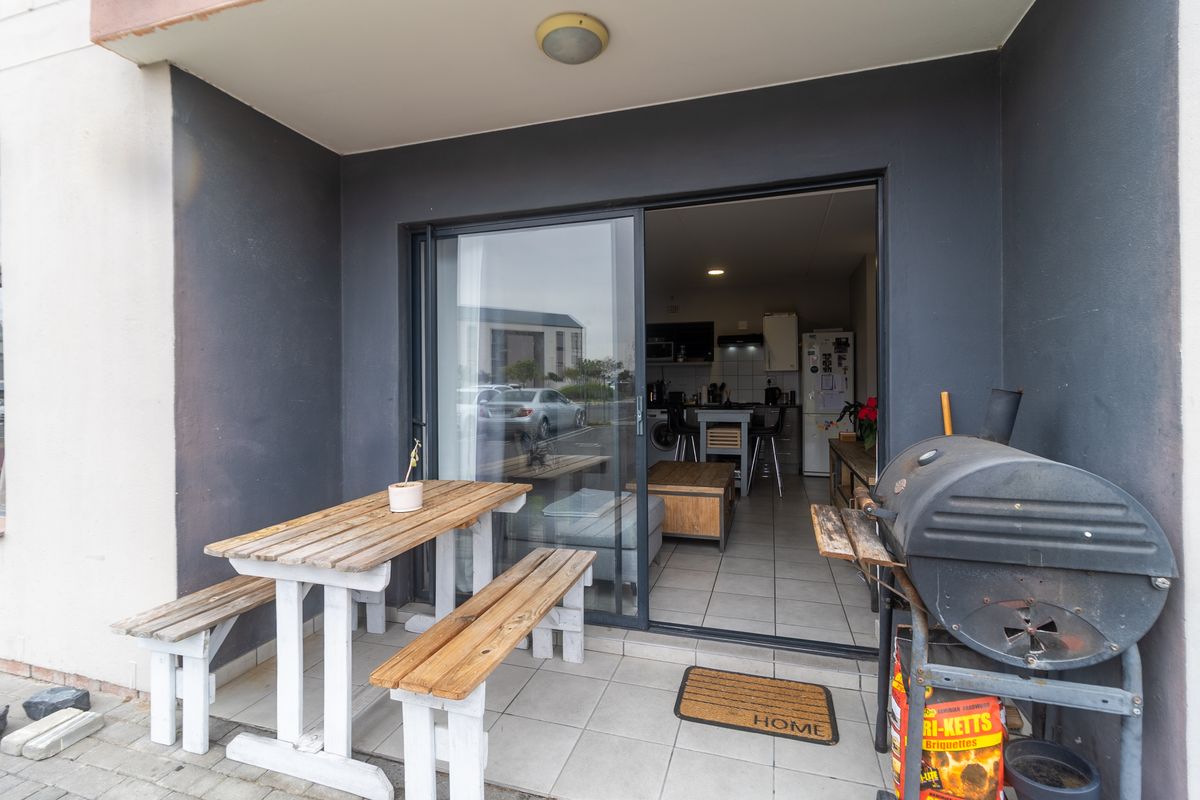 Neat 2 Bedroom Ground floor Apartment in a secure complex - Photo 2