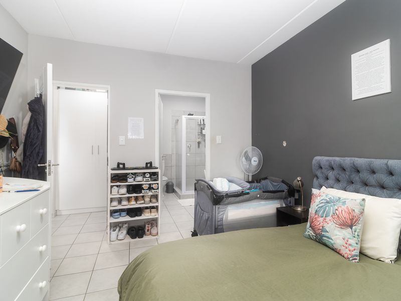 Neat 2 Bedroom Ground floor Apartment in a secure complex - Photo 6