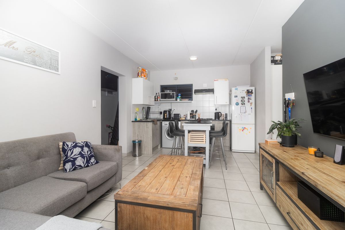 Neat 2 Bedroom Ground floor Apartment in a secure complex - Photo 5