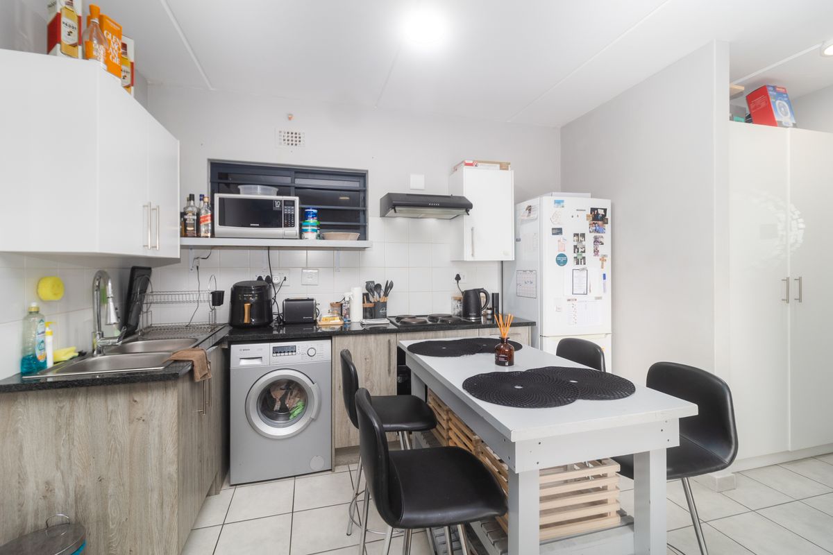 Neat 2 Bedroom Ground floor Apartment in a secure complex - Photo 4