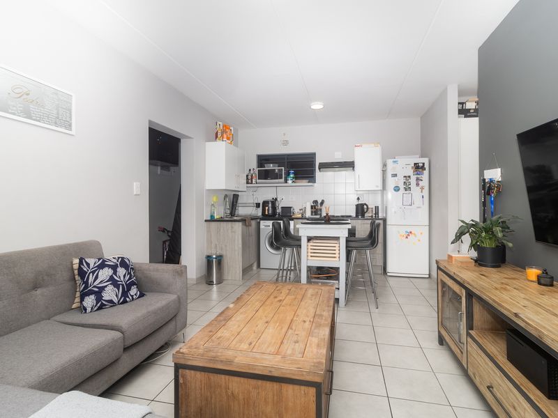 Neat 2 Bedroom Ground floor Apartment in a secure complex - Photo 1