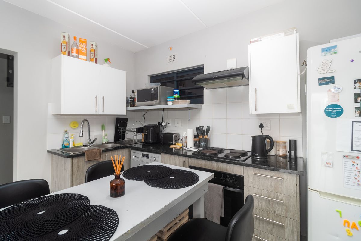 Neat 2 Bedroom Ground floor Apartment in a secure complex - Photo 4