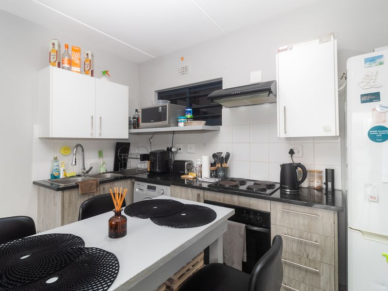 Neat 2 Bedroom Ground floor Apartment in a secure complex - Photo 4