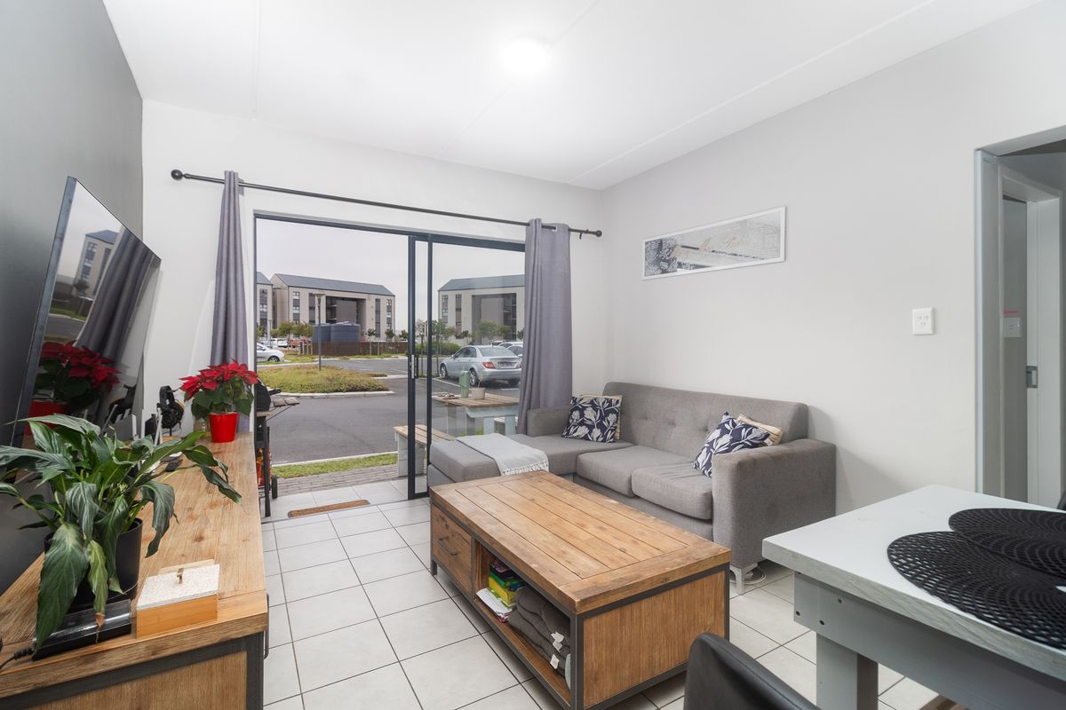 Neat 2 Bedroom Ground floor Apartment in a secure complex - Photo 2