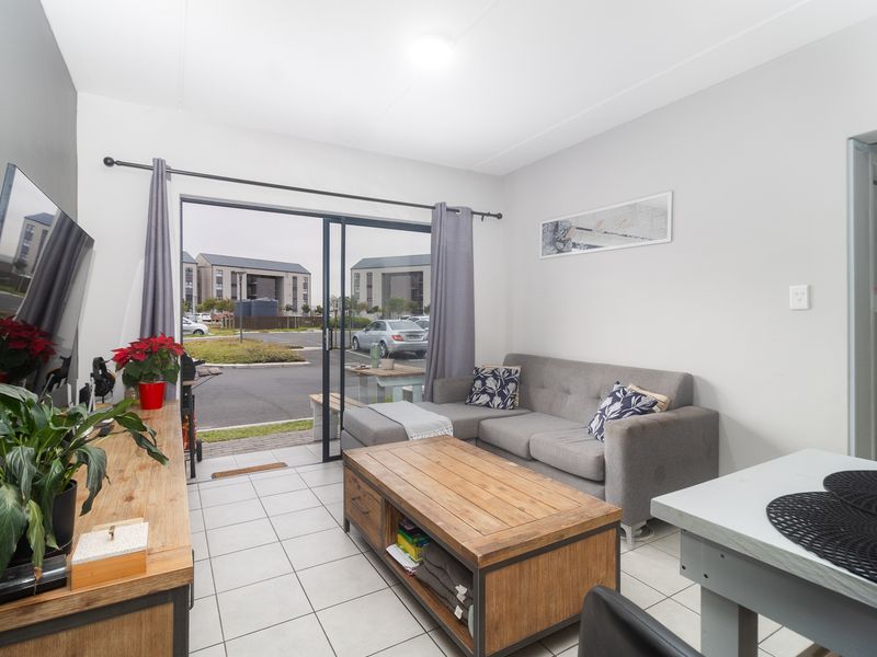 Neat 2 Bedroom Ground floor Apartment in a secure complex - Photo 2