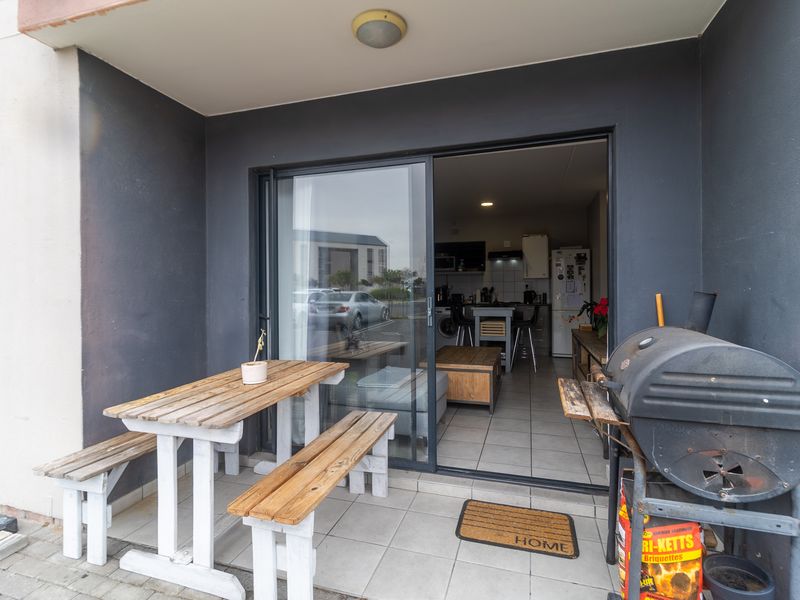 Neat 2 Bedroom Ground floor Apartment in a secure complex - Photo 3