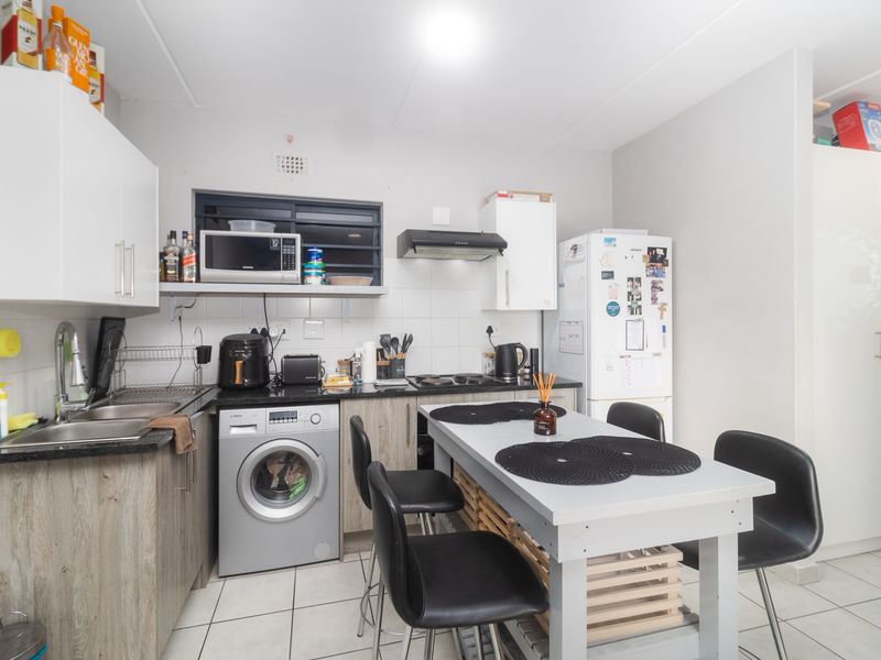 Neat 2 Bedroom Ground floor Apartment in a secure complex - Photo 5