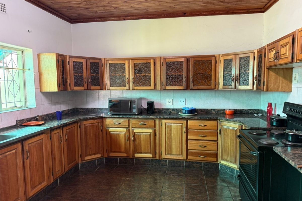 4-Bedroom House with Lapa & Swimming Pool - Photo 3