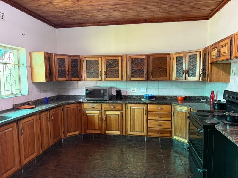 4-Bedroom House with Lapa & Swimming Pool - Photo 3