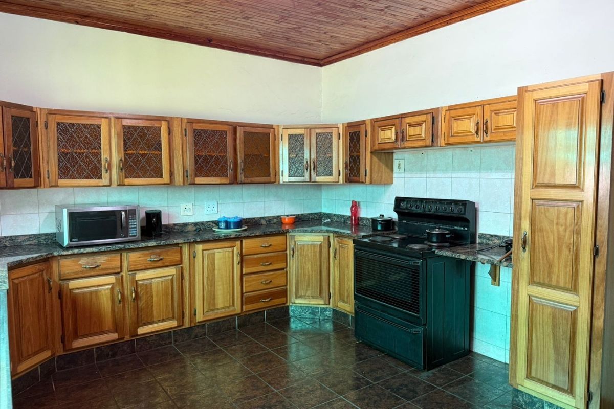 4-Bedroom House with Lapa & Swimming Pool - Photo 2