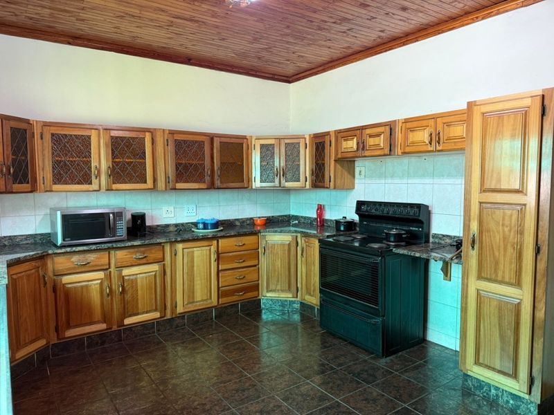 4-Bedroom House with Lapa & Swimming Pool - Photo 2