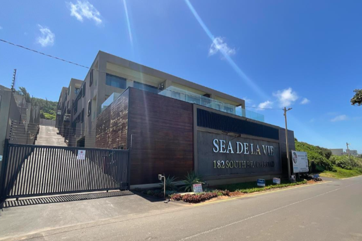 Modern Beachfront Apartment with Uninterrupted Sea Views - Excellent Investment Opportunity - Photo 5