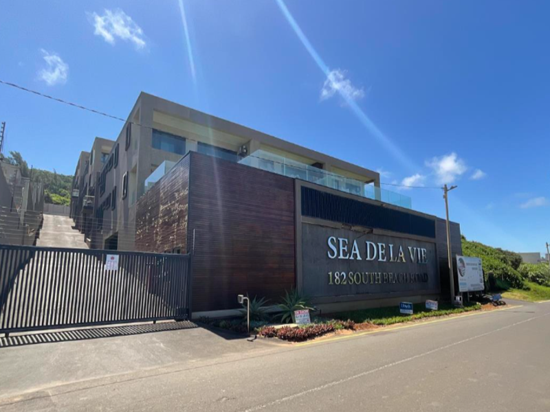 Modern Beachfront Apartment with Uninterrupted Sea Views - Excellent Investment Opportunity - Photo 5