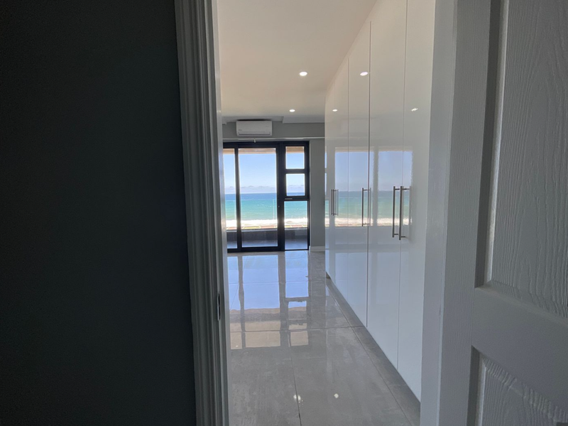 Modern Beachfront Apartment with Uninterrupted Sea Views - Excellent Investment Opportunity - Photo 8