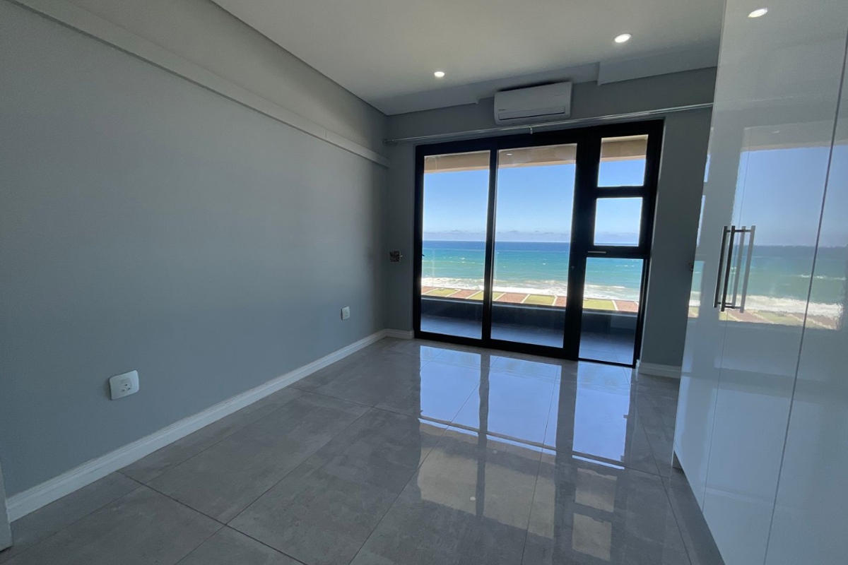 Modern Beachfront Apartment with Uninterrupted Sea Views - Excellent Investment Opportunity - Photo 2