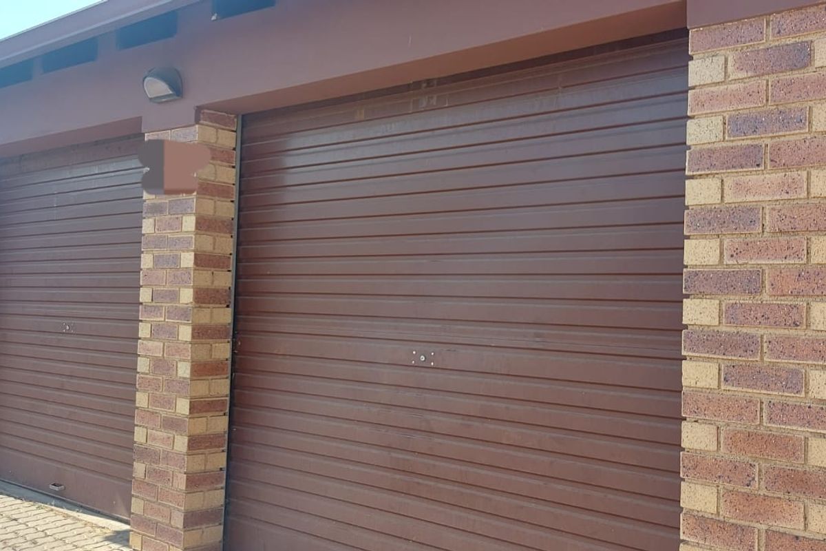 Elegant 3-Bedroom Double Garage Cluster in Prestigious Clayville! - Photo 4