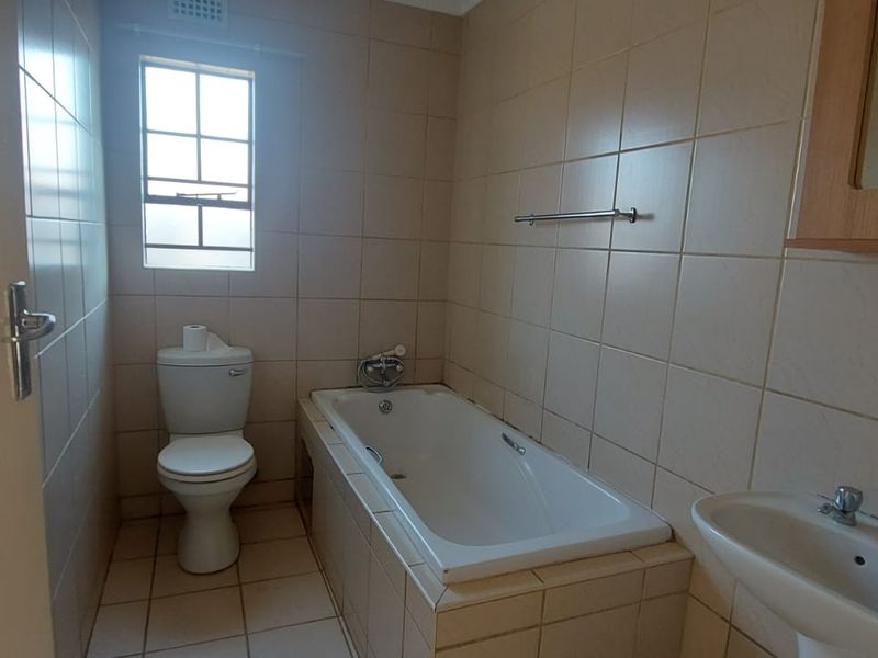 Elegant 3-Bedroom Double Garage Cluster in Prestigious Clayville! - Photo 10