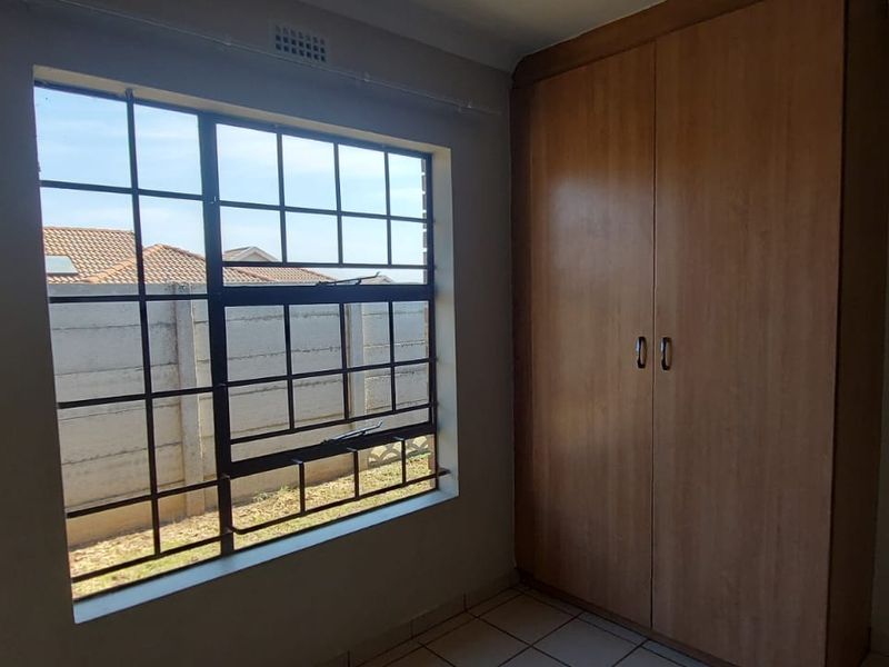 Elegant 3-Bedroom Double Garage Cluster in Prestigious Clayville! - Photo 9